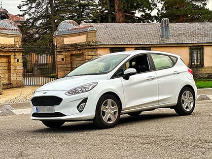 alquiler-de-coches-san-lorenzo-del-escorial-nuestros-coches-ford-blanco-foto-min